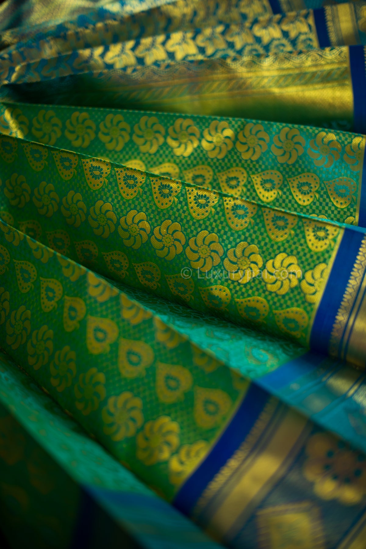 Elegant Rexona Kanchipuram Pattu Saree in Chakkara Poo & Betel Leaf Design - Handloom Kai Korvai Silk Saree with Anantha Wide Border in Flower Design