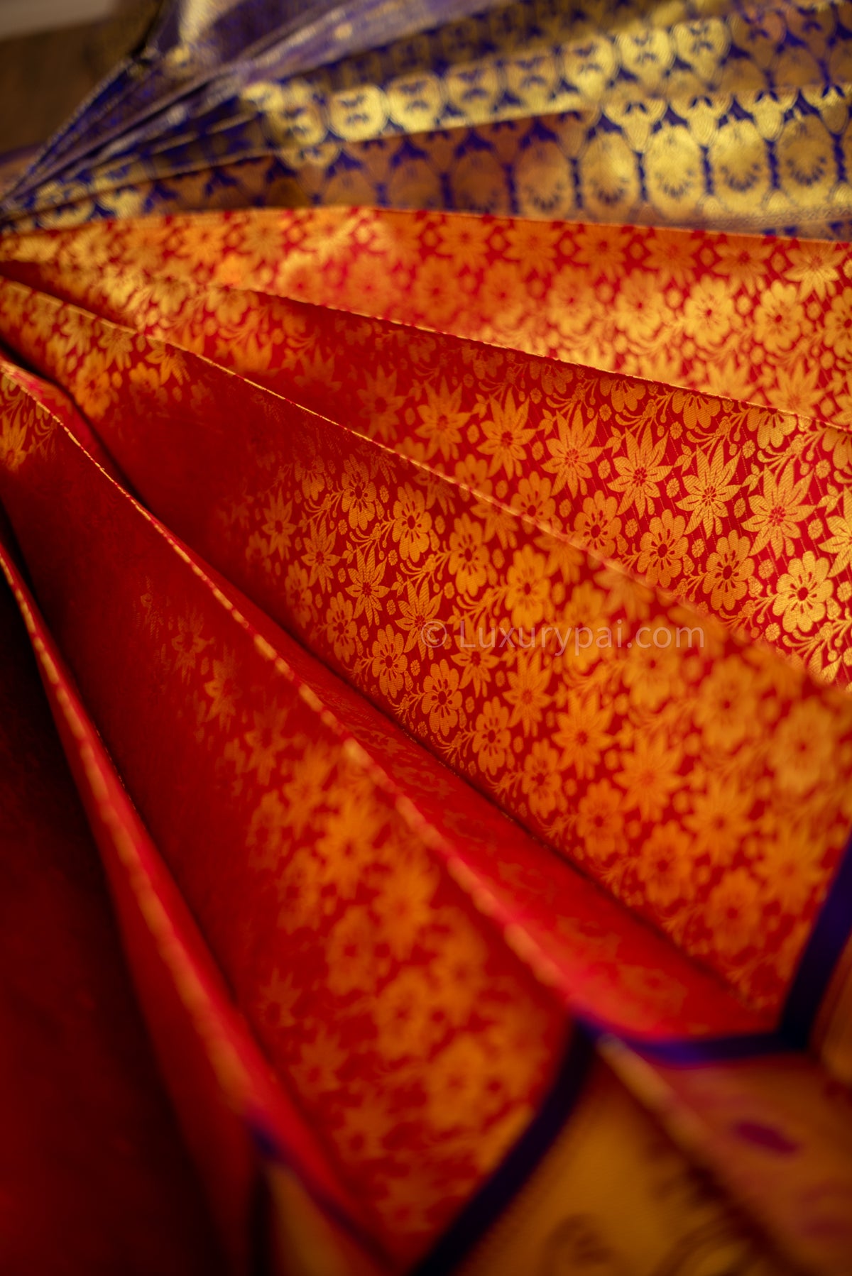 Gorgeous Tomato Red Kanchipuram Pattu Saree with Floral Design - A Must-Have for Any Bride or Woman Looking for a Luxurious and Elegant Piece