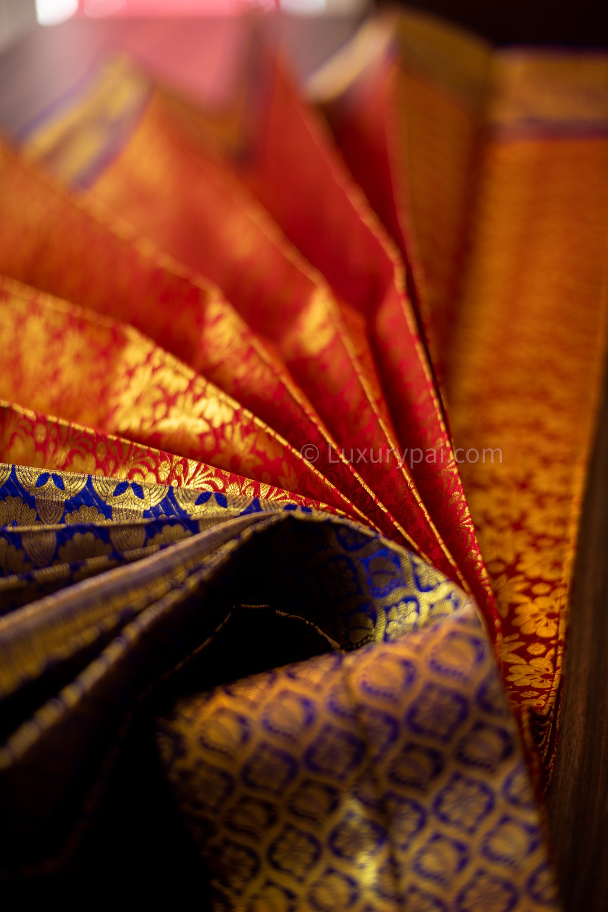 Gorgeous Tomato Red Kanchipuram Pattu Saree with Floral Design - A Must-Have for Any Bride or Woman Looking for a Luxurious and Elegant Piece