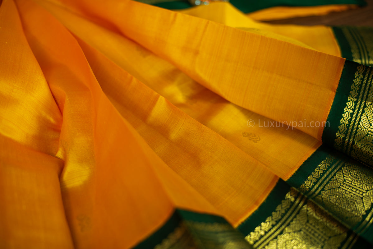Exquisite Mambalam Kanchipuram Silk Saree: Butta Motif & Kai Korvai Weave with Verdant Green Border