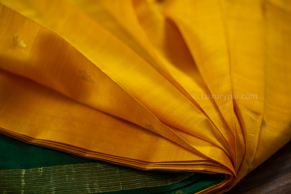 Exquisite Mambalam Kanchipuram Silk Saree: Butta Motif & Kai Korvai Weave with Verdant Green Border